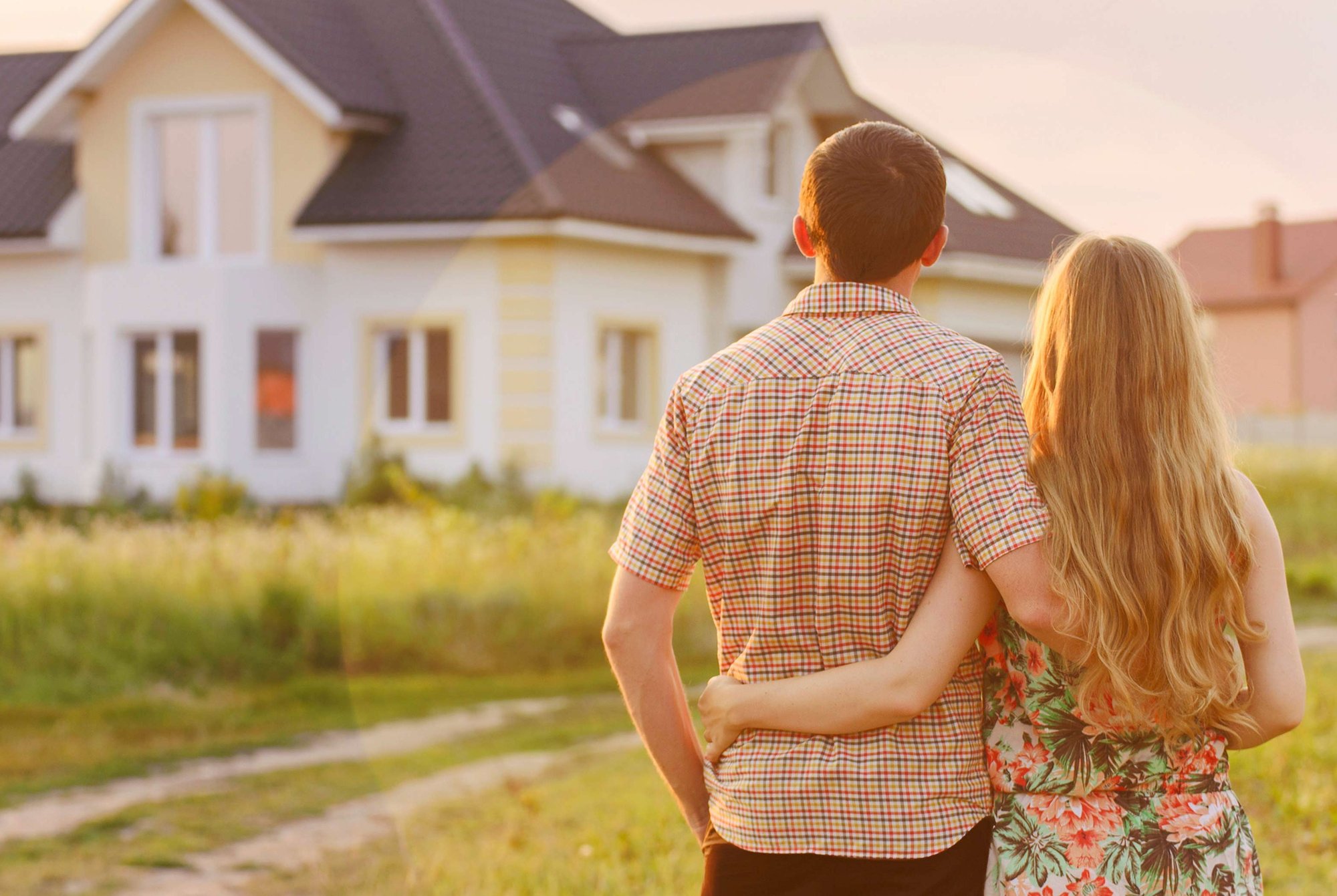 young-couple-home-HGstock-676x338